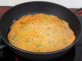 翻转另外一面，继续简直微黄，这个时候煎的时间不到一分钟；