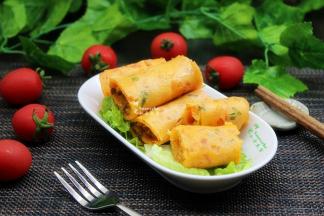 煎的西红柿鸡蛋饼，卷起来，切段，就可以享受了。