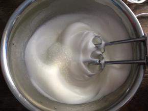 继续高速打发至有纹路状态，加入最后的白砂糖