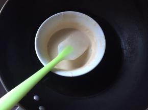 将吉利丁片拿出挤掉多余水分，放入香蕉糊中，隔热水融化