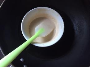将吉利丁片拿出挤掉多余水分，放入香蕉糊中，隔热水融化