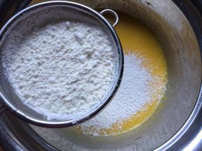 筛入低筋面粉搅拌均匀，Z字形搅拌