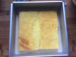 将蛋糕片放入香蕉慕斯上面