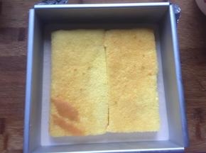 将蛋糕片放入香蕉慕斯上面