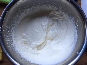 淡奶油加入白砂糖打发至初有纹路状态（我是将两个慕斯液的淡奶油一起打发的）