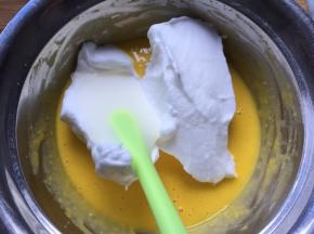 将蛋白分一半到蛋黄中，用翻拌手法，翻拌均匀