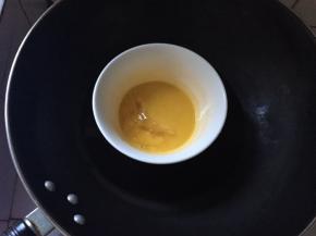 最后做镜面，将芒果和凉白开混合用料理机打成糊，加入泡软的吉利丁片，隔热水融化