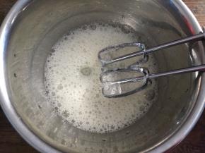 蛋白加入柠檬汁，低速打发至粗泡状态，加入三分之一白砂糖