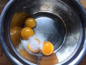 蛋黄加入白砂糖搅拌均匀