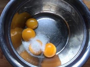 蛋黄加入白砂糖搅拌均匀