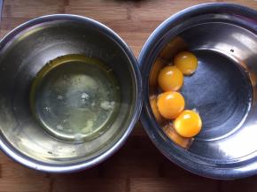 将蛋白和蛋黄分离，蛋白盆中应无油无水无蛋黄