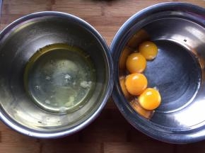 将蛋白和蛋黄分离，蛋白盆中应无油无水无蛋黄