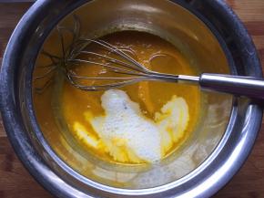 加入纯牛奶和玉米油搅拌均匀