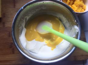 淡奶油加糖打发（我是做香蕉慕斯液的时候一起打发的淡奶油）芒果糊冷却后倒入淡奶油中混合均匀