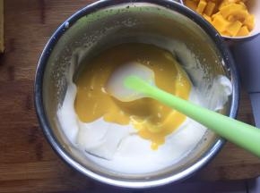 淡奶油加糖打发（我是做香蕉慕斯液的时候一起打发的淡奶油）芒果糊冷却后倒入淡奶油中混合均匀