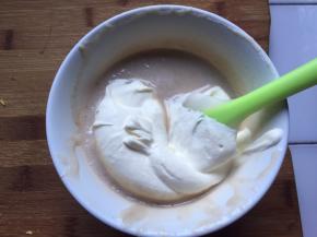 香蕉糊冷却后加入淡奶油搅拌均匀，慕斯液就做好了