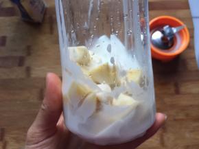 现在做慕斯液，将香蕉切块和酸奶一起放入料理机，打成香蕉酸奶糊