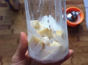现在做慕斯液，将香蕉切块和酸奶一起放入料理机，打成香蕉酸奶糊