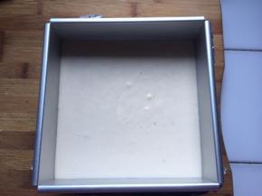 放入6寸模具中，倒入香蕉慕斯液，放入冰箱冷冻10分钟