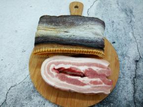 这道菜选择五花肉来搭配，肥瘦相见，最好不过，优质的鳗鱼干具有鱼干特有色泽，呈正常的淡黄色并且透出褐红色，同时鳗鱼干表面洁净而干燥为上品