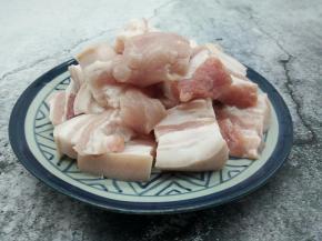 五花肉切成块状，待会要炖一会，不用切的特别薄