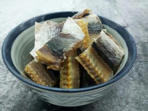 鳗鱼干用刀剁成寸断，放清水浸泡1小时，喜欢吃软一点的鳗鱼干，可以泡2-3小时