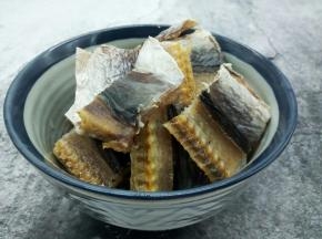 鳗鱼干用刀剁成寸断，放清水浸泡1小时，喜欢吃软一点的鳗鱼干，可以泡2-3小时