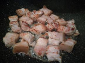 五花肉先冷水下锅焯水，控干水分、锅里放适量的油，加五花肉翻炒至表皮微黄、油脂渗出为宜