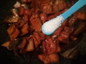 加点生姜片，蒜片、葱头也放少许、加白糖一勺，提鲜