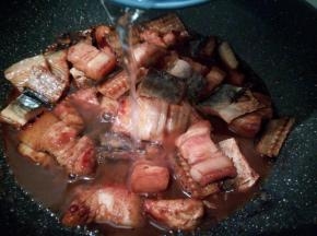 色上均匀后，加少许的清水（清水漫过鳗鱼）大火烧开，改小火慢慢炖至入味