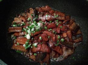 待锅中汤汁快差不多时转大火收汁，加一勺鸡粉，撒点葱花翻炒均匀即可，留少许汤汁味道会更美，味道独特的鳗鱼烧肉就出锅了。