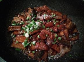 待锅中汤汁快差不多时转大火收汁，加一勺鸡粉，撒点葱花翻炒均匀即可，留少许汤汁味道会更美，味道独特的鳗鱼烧肉就出锅了。