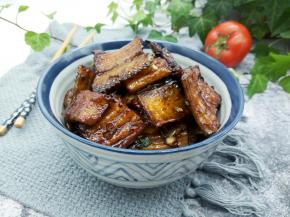 鳗鱼刺少肉厚、加上五花肉油脂的渗入，味道咸香无比。