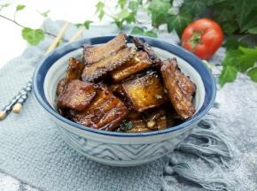 鳗鱼刺少肉厚、加上五花肉油脂的渗入，味道咸香无比。