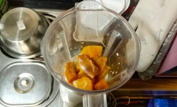 倒入牛奶（南瓜本身已经有甜味，不喜欢太甜的可以不放练奶，如果觉得要甜点的可以适量加入练奶）