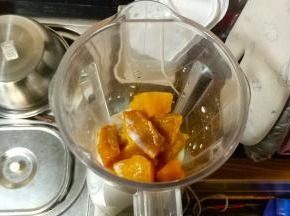 倒入牛奶（南瓜本身已经有甜味，不喜欢太甜的可以不放练奶，如果觉得要甜点的可以适量加入练奶）