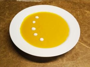 倒入碟子里，滴入几滴酸奶或奶油