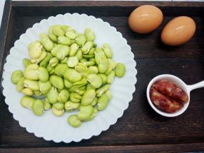 新鲜蚕豆准备200克，广式腊肠来2个，就可以新鲜的鸡蛋来2个