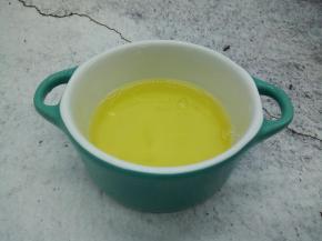 鸡蛋只取蛋清就可以，蛋黄可以拿来做蛋炒饭