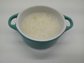 蛋清加少许的细盐，用筷子将蛋清搅打起泡