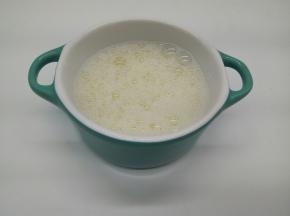 蛋清加少许的细盐，用筷子将蛋清搅打起泡