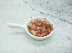 腊肠切小丁备用