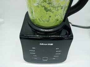 新鲜蚕豆洗干净，放破壁机再加入适量的清水，按米糊键启动