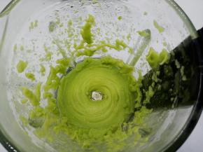 破壁机工作中，慢慢地蚕豆泥熟了，看看这蚕豆泥，绝对的细腻