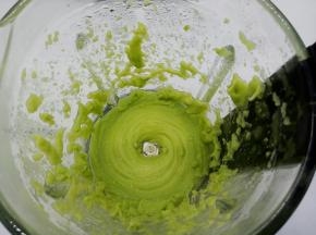 破壁机工作中，慢慢地蚕豆泥熟了，看看这蚕豆泥，绝对的细腻