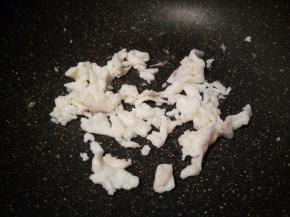 锅里添适量的油，油微热倒蛋清，看蛋清凝固，关火，用筷子快速翻拌碎