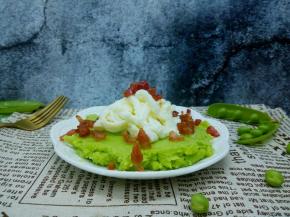 蚕豆泥加少许的细盐拌匀，放盘子里，码上炒好的蛋白，撒上腊肠丁就可以品尝了。