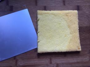 将蛋糕胚切出正方形的形状