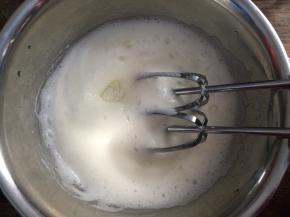 中速打发至粗泡消失，加入三分之一白砂糖