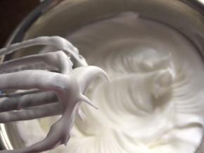 继续高速打发至9分发，拉起打蛋头有弯勾状